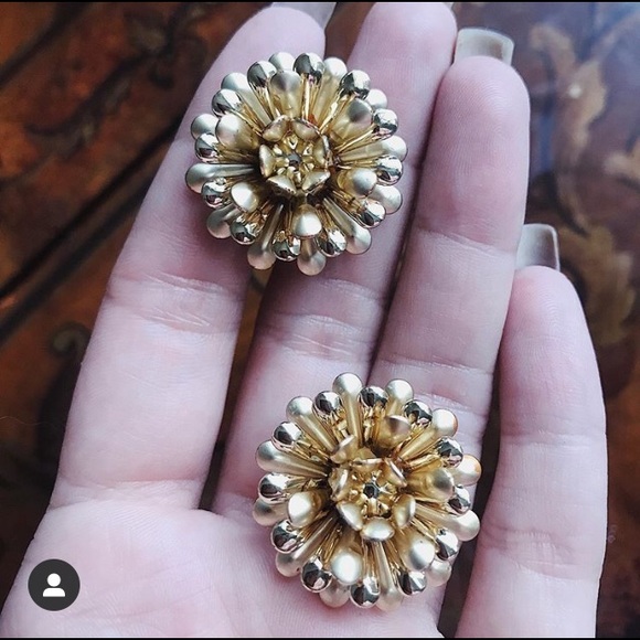 Gold flower clip on earrings - Picture 3 of 3